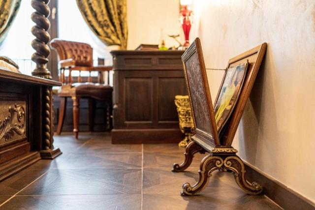 Vintage Gallery Apartment with Antique Touch