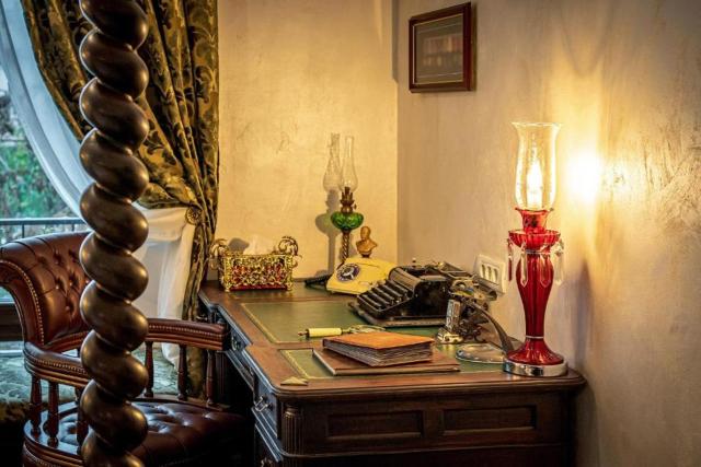 Vintage Gallery Apartment with Antique Touch
