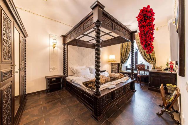 Vintage Gallery Apartment with Antique Touch