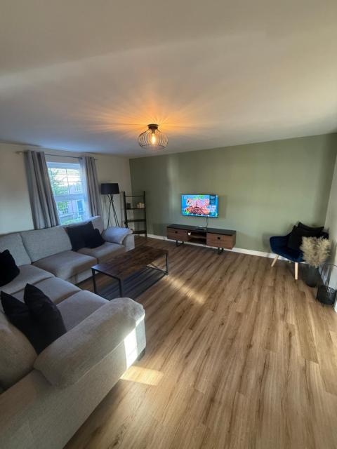 Cosy Family Home - Private Garden, Free Parking