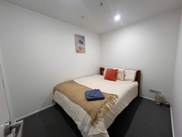 spacious cozy nest in auckland cbd with gym, swiming pool,balcony, parking , city view