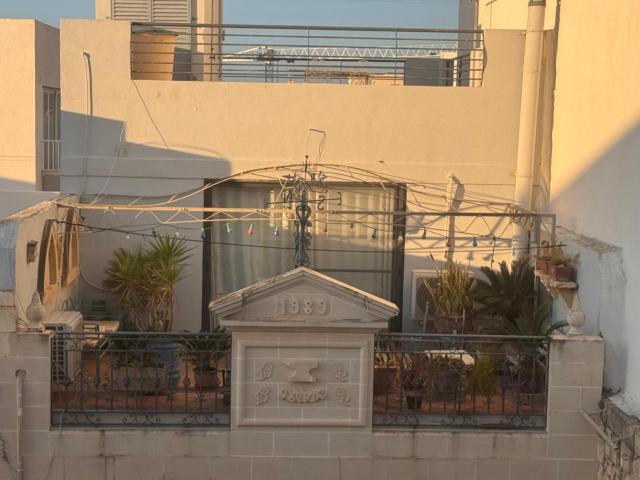 Private room and bathroom Close to St julians