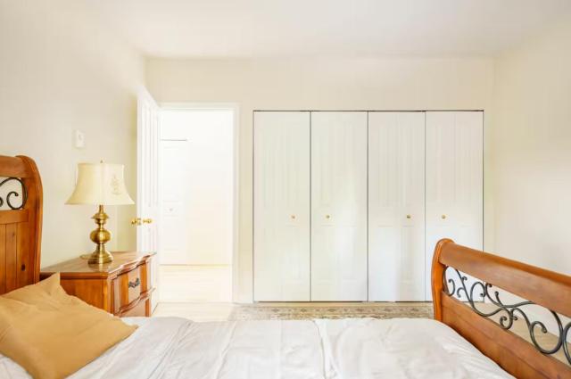 Bright and Spacious Upper Level House, Great Area