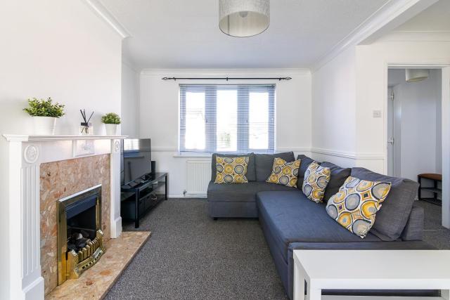 Bright 2BR House with Garden & EV Parking Sleeps 5