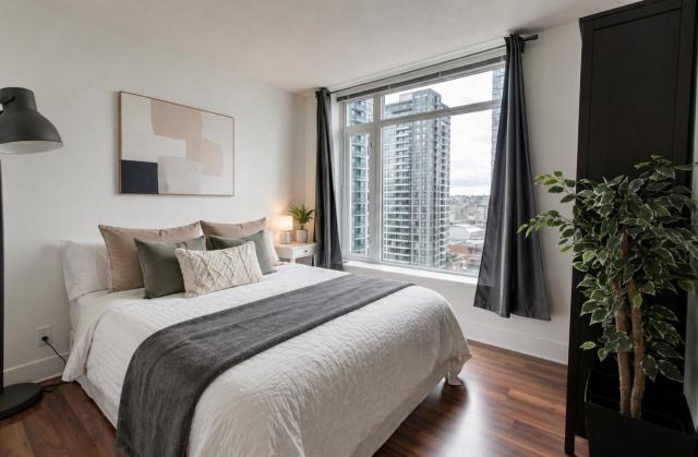 Bright 2BR Condo Near Seawall and SkyTrain