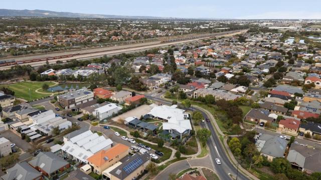 Spacious 3 Bedroom Family Home near Lake & UniSA