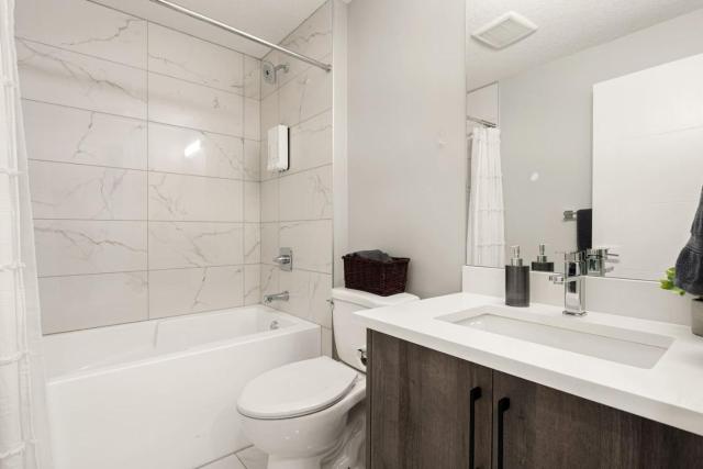 Modern and Pet Friendly 1Br Suite Near Downtown