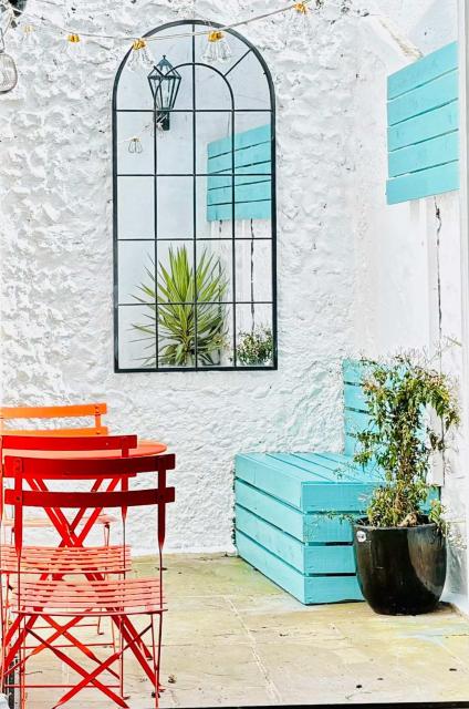 Stylish Central Cottage with Sunny Patio