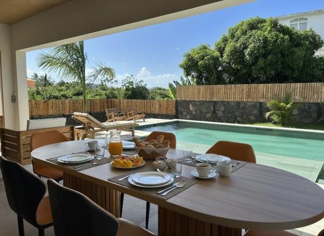 Modern Villa with XXL Pool, Jacuzzi & Outdoor Kitchen