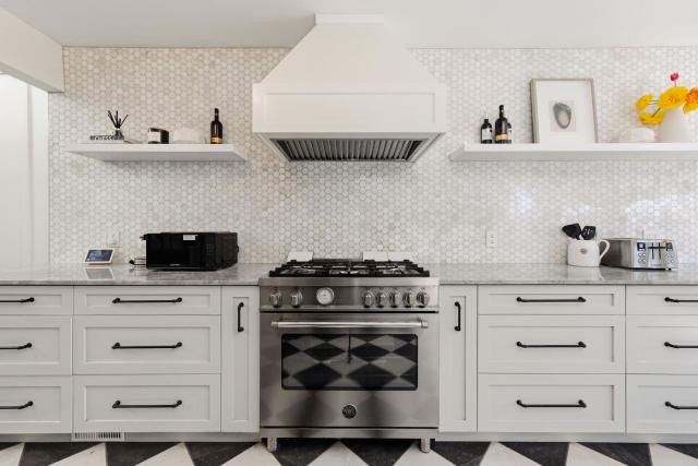 Luxury Main-Level 2BR Private Home close to UBC