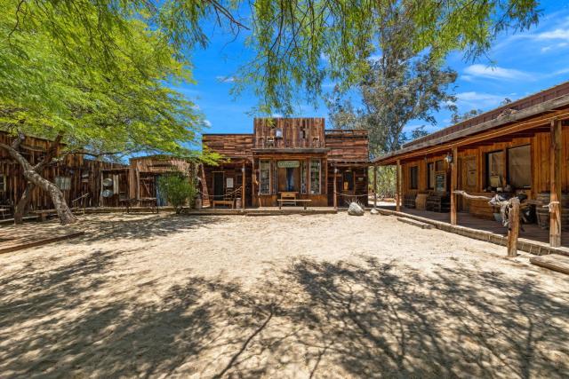 Bubbling Wells Oasis - 107 Acre Private Adventure