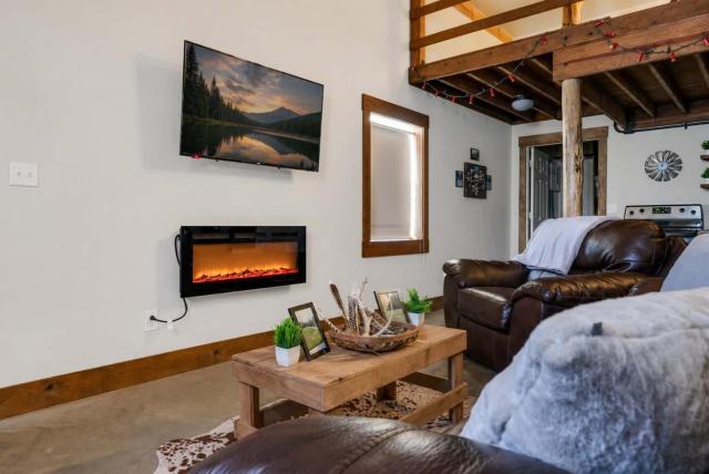 The Den at J-Barn - Secluded Retreat