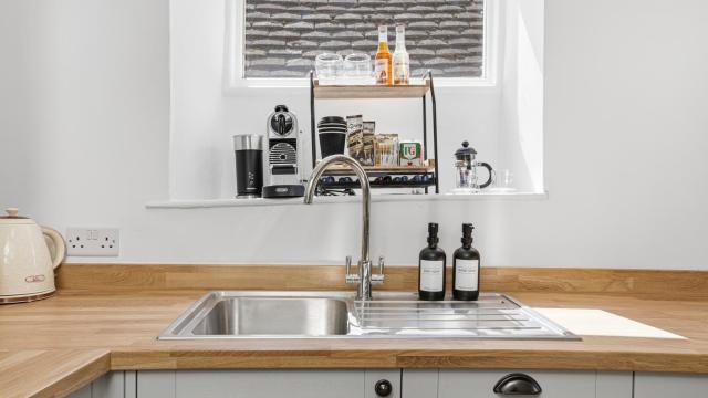 The Snug - Cosy Apartment in Central Tetbury, Coffee Station