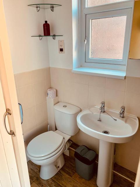 Bright 2-Bed Apartment with office in Newcastle