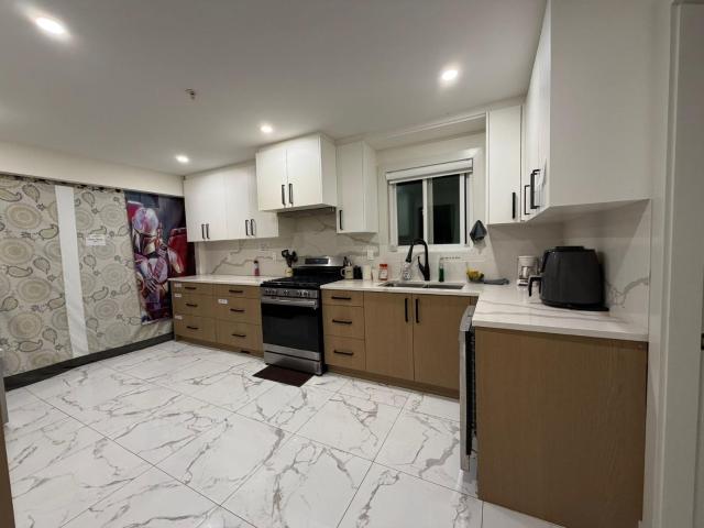 Vancouver Downtown Apartment - Walk to Skytrain, BC Place, Rogers Arena, Free St Parking