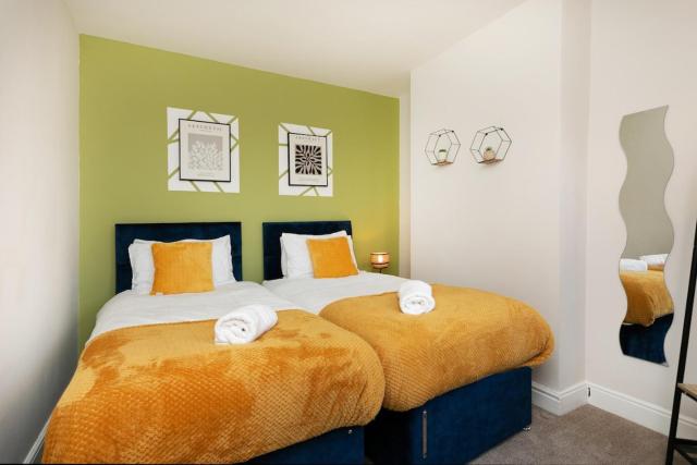 Stylish 3 Bedroom House Sleeps 6, 6 Minutes from Leicester City Centre, Free Parking & Wi-Fi, Weekly & Monthly Stays, Great Rates Available At Peachy Stays