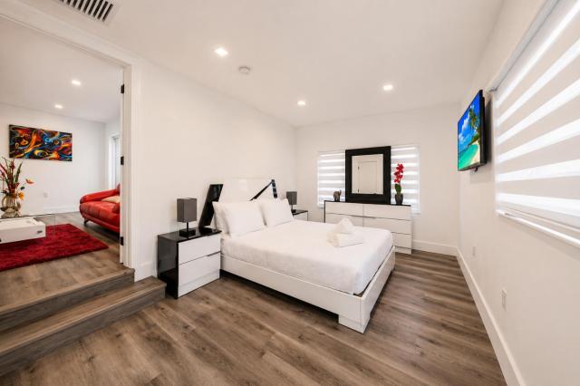 Modern Red Luxury Retreat w - Pool - Miami