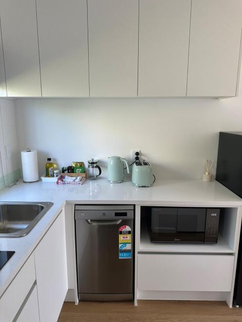 Sunny Comfy Ellerslie Apartment