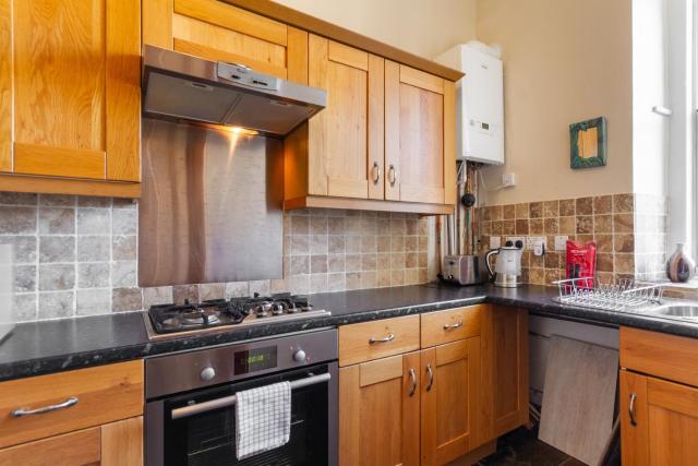 Bright 1 Bedroom Apartment Near City Centre