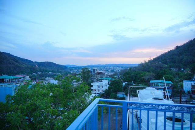 Bunk Hostel Tapovan