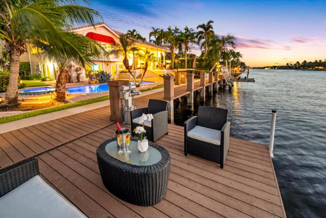 Waterfront Heated Pool Canal View Access Coastal Key VlLLAS
