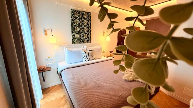 Central Bucharest Design Studios - Cozy, Modern and Steps from Piața Romană