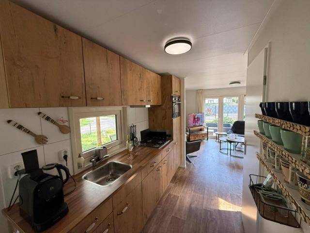 Detached holidayhome with private hot tub in Hoenderloo park Veluwshof