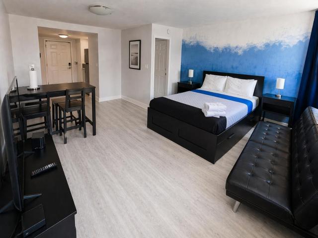 Miami Beach Condo Steps to Ocean Drive – Pets OK