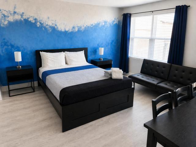 Miami Beach Condo Steps to Ocean Drive – Pets OK
