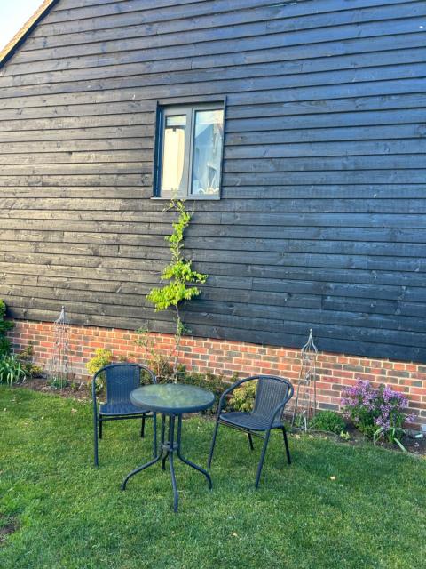 Charming King Bed Ensuite Studio in Peaceful West Challow