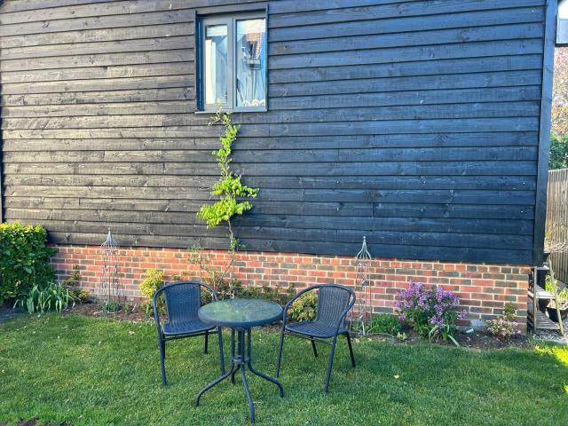 Charming King Bed Ensuite Studio in Peaceful West Challow
