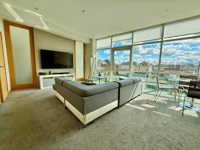 City Centre Glasgow 2BR - 2 Bathrooms - Parking