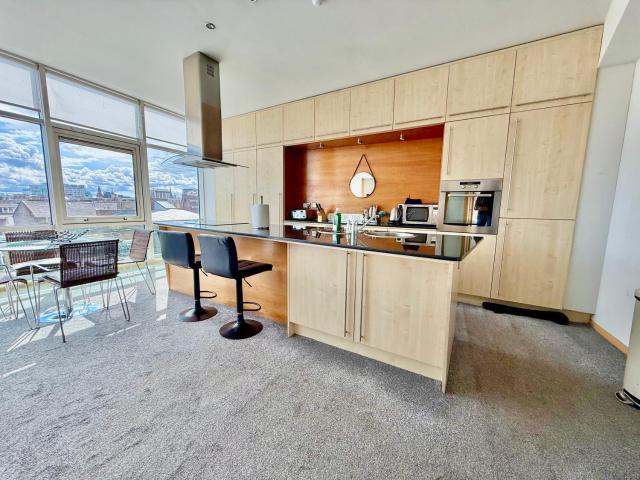 City Centre Glasgow 2BR - 2 Bathrooms - Parking