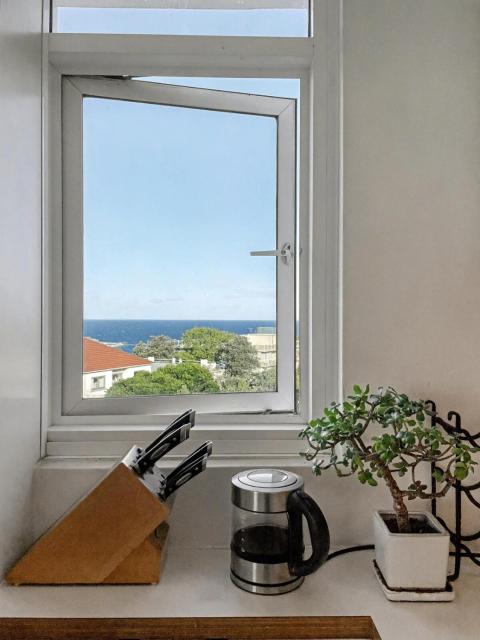 Spectacular Bondi Beach view - 6 min walk to beach