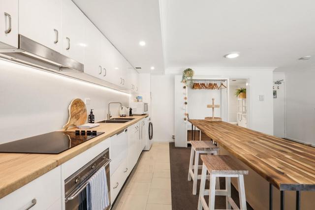 Cozy Manly Studio with Parking & Air Con