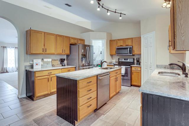 Spacious 4BR Home in Deltona w/ Screened Porch!