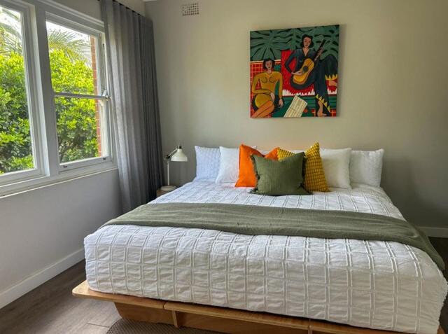 Manly - Stylish Apartment, Carport & Walk to Beach