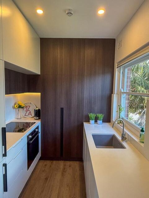 Manly - Stylish Apartment, Carport & Walk to Beach