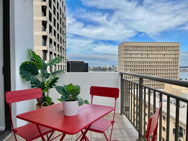 Skyline & Harbour Views-Top Floor