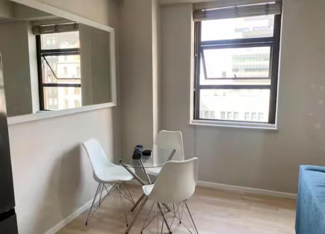 Beautiful 1 bedroom apartment in the heart of CBD by AwsHost