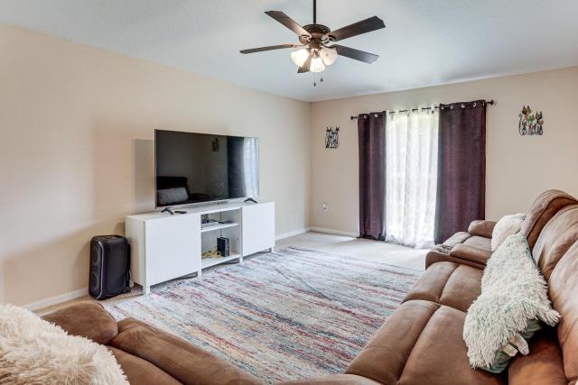 Spacious 4BR Home in Deltona w/ Screened Porch!