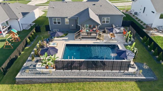 New home, pool, sauna, hot tub, sleeps 14, 3 bath