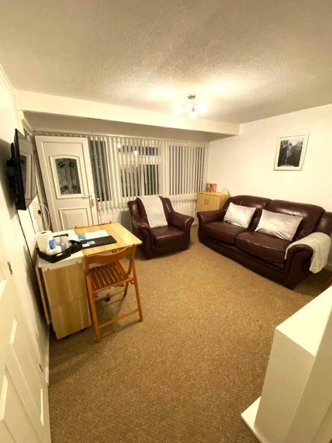 Comfortable and homely 2 bedroom Chalet with FREE passes to swimming pool, gym & club