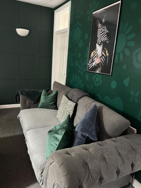 The Hive 2-Bed Apartment with Kitchen and Private Bathroom in Lively Monton Village - Sleeps 4 - Free WiFi - Parking Nearby
