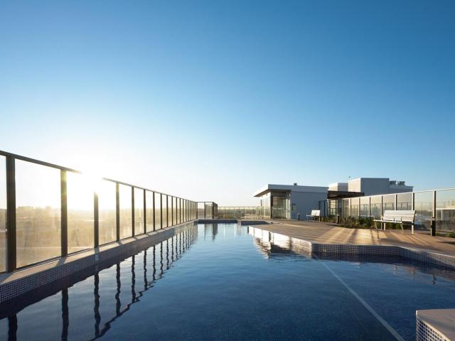 Modern Inner City Resort Near Train with Free Parking and Rooftop Pool