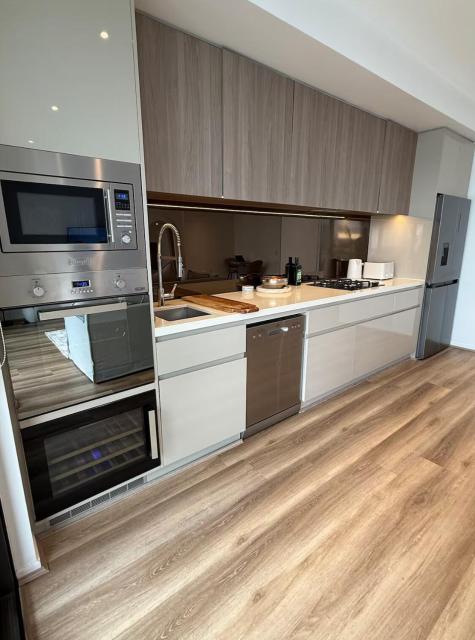 Modern Inner City Resort Near Train with Free Parking and Rooftop Pool