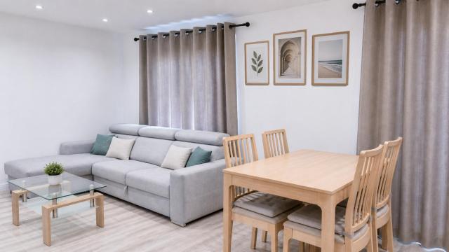 Bright Luxury Modern 3 Bed, 2 Bedroom Apartment - Secure Parking - Close to Manchester City Centre and Old Trafford