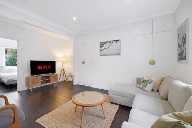 2BR apartment in trendy Potts Pt