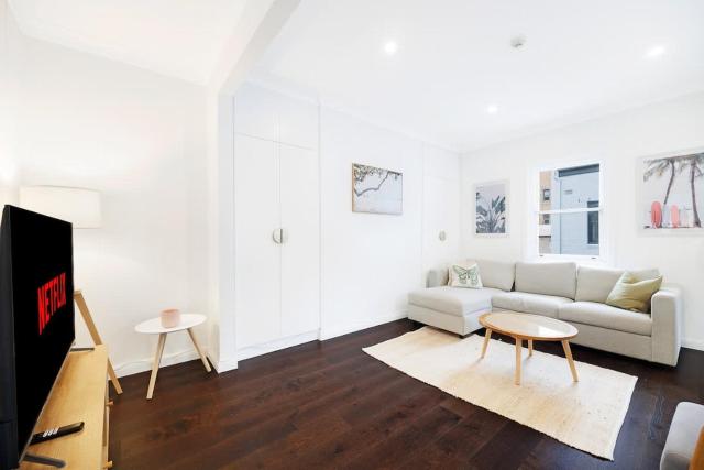 2BR apartment in trendy Potts Pt