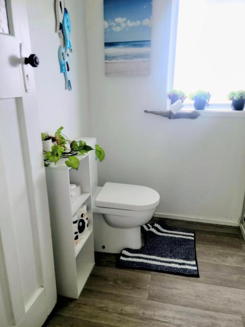 CROOKED MILE COTTAGE - BY THE SEA - family friendly